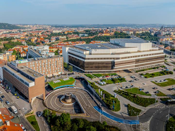 Letecky snimek Holiday Inn a Kongresove centrum Praha